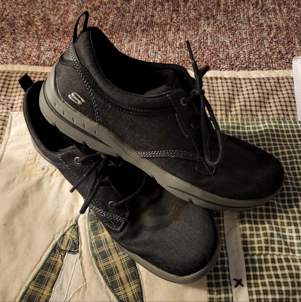 Skechers Black Walking Sneakers Air Cooled Memory Foam Relaxed Fit Size 9.5 EUC